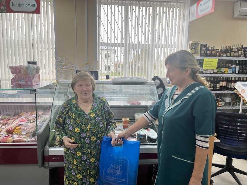 Сотрудники Тоншаевского райпо по традиции с особым теплом поздравили пожилых людей дома-интерната