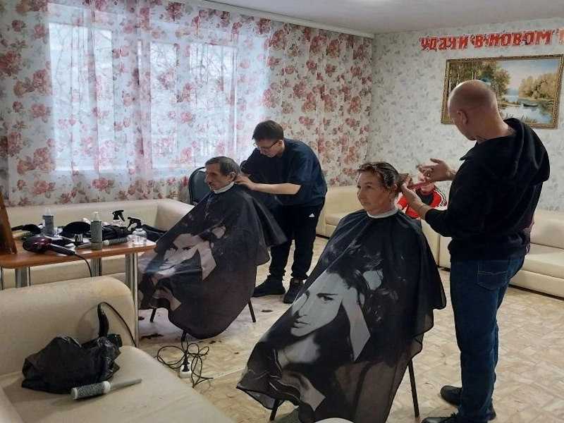 Наш дом-интернат принял гостеприимно визит парикмахера-профессионала Виктора и молодого специалиста-стажёра Ивана из салона красоты «Новый уровень».