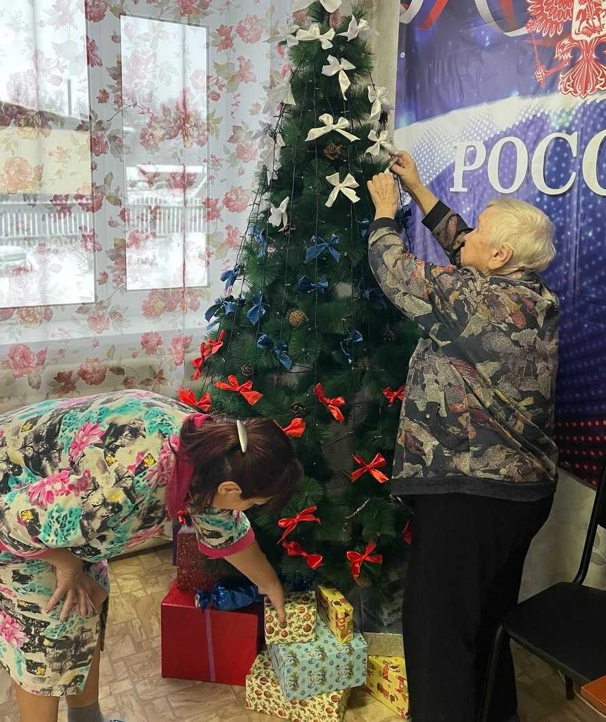 Наступает Новый год: Пожилые в доме престарелых создают праздничное настроение.