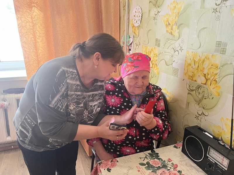 Специалисты Тоншаевского дома-интерната обучали жильцов пользоваться смартфонами.