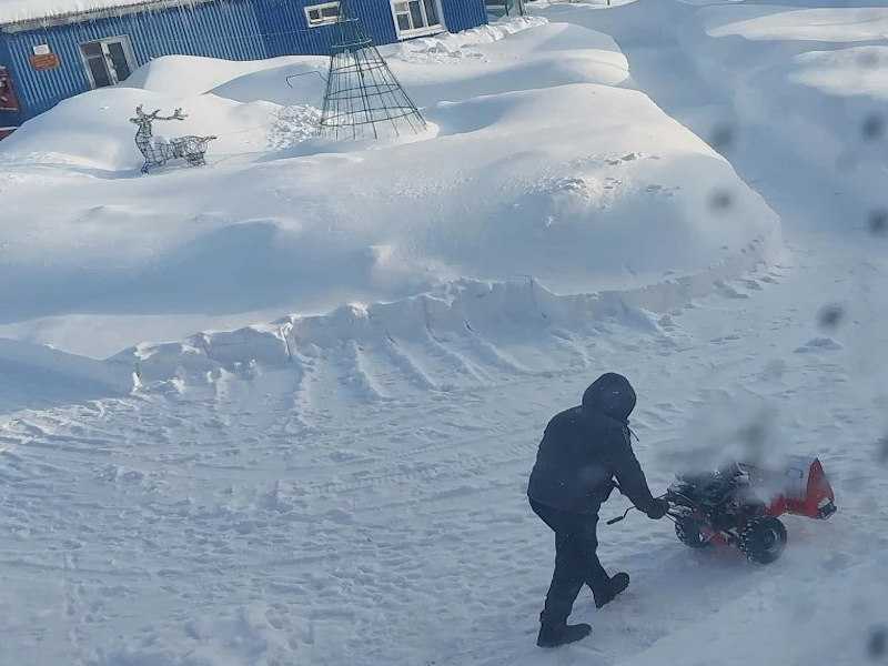 Сотрудники Дома-интерната активно устраняют последствия зимней непогоды!
