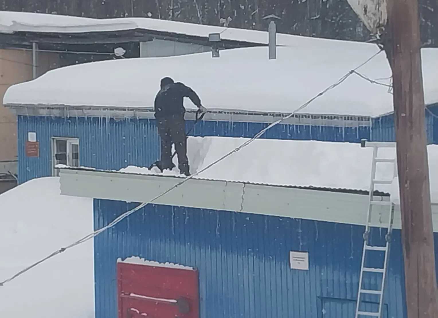 Уборка снега с крыш зданий.