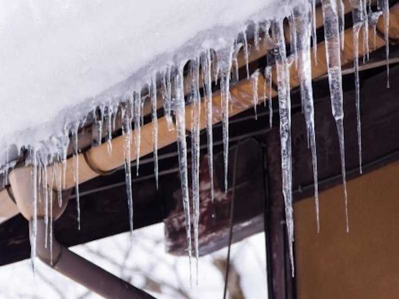 Смертельная угроза сверху: МЧС предупреждает об опасности схода снега и наледи в Нижегородской области.
