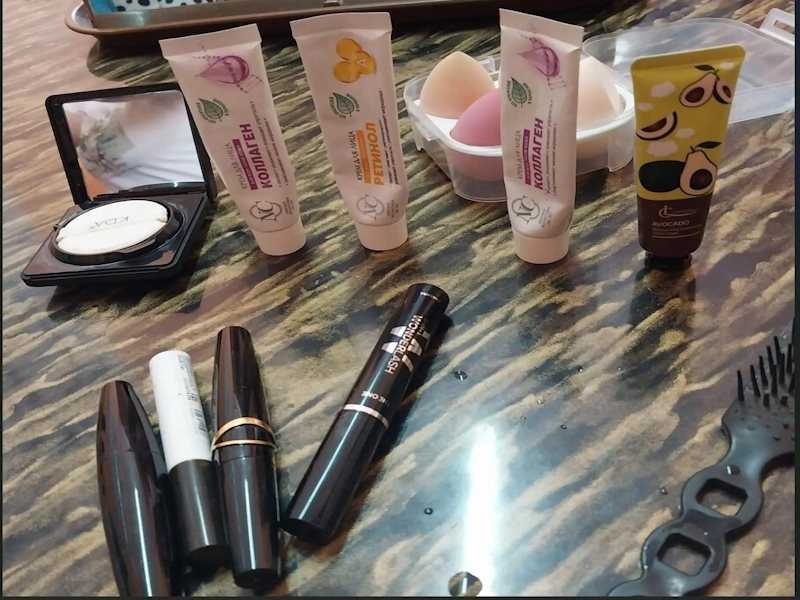 Внимание, красавицы готовятся к празднику!